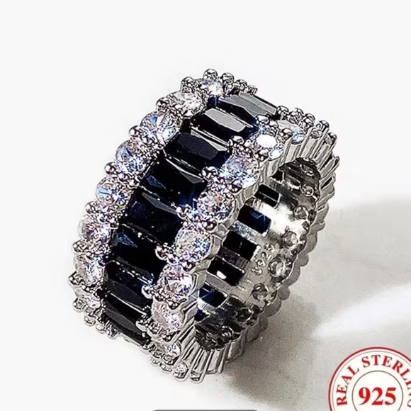 925 Sterling Silver & Black Cocktail Ring - Picture 2 of 4